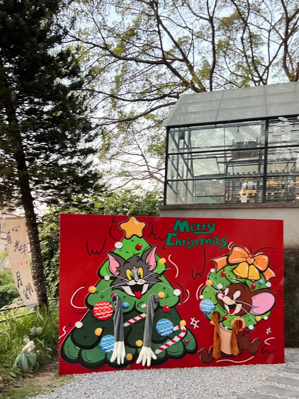 東莞聖誕氣氛好過香港？巨型打卡聖誕樹/市集人山人海 網民：擠不進去 