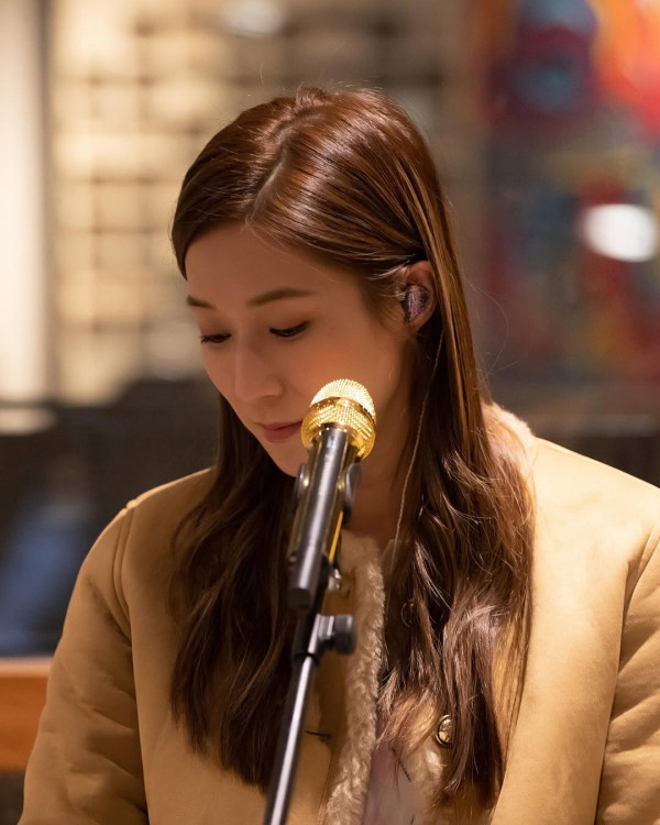 鍾嘉欣激罕公開加拿大4千呎獨立屋內貌！旋轉樓梯/一望無際花園！ 