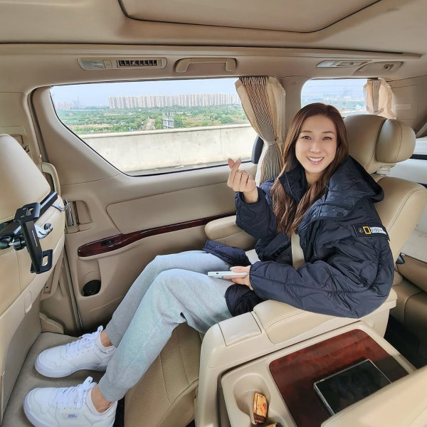 鍾嘉欣激罕公開加拿大4千呎獨立屋內貌！旋轉樓梯/一望無際花園！ 