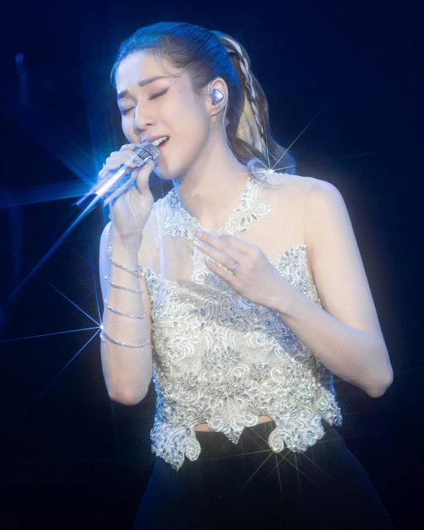 鍾嘉欣激罕公開加拿大4千呎獨立屋內貌！旋轉樓梯/一望無際花園！ 