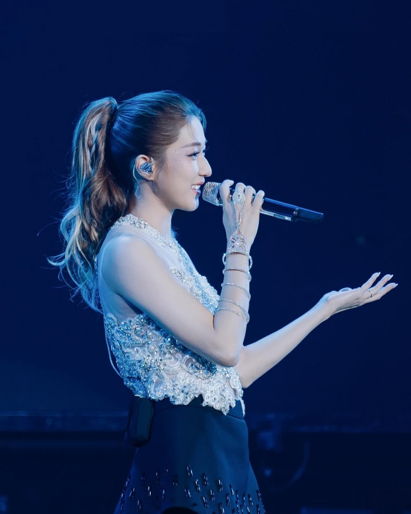 鍾嘉欣激罕公開加拿大4千呎獨立屋內貌！旋轉樓梯/一望無際花園！ 