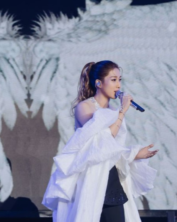 鍾嘉欣激罕公開加拿大4千呎獨立屋內貌！旋轉樓梯/一望無際花園！ 