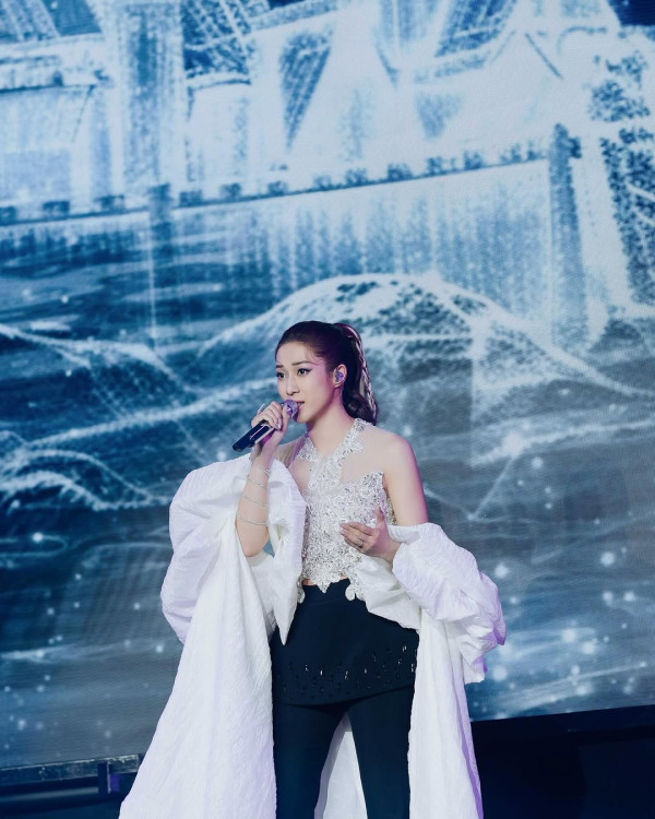 鍾嘉欣激罕公開加拿大4千呎獨立屋內貌！旋轉樓梯/一望無際花園！ 