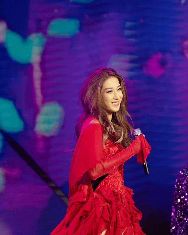 40歲鍾嘉欣帶家人遊越南 素顏打扮仍引人圍觀 仔女美貌成焦點