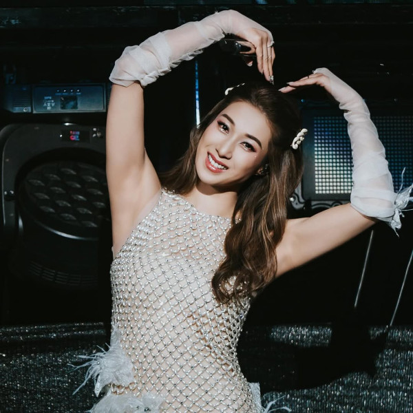 40歲鍾嘉欣帶家人遊越南 素顏打扮仍引人圍觀 仔女美貌成焦點