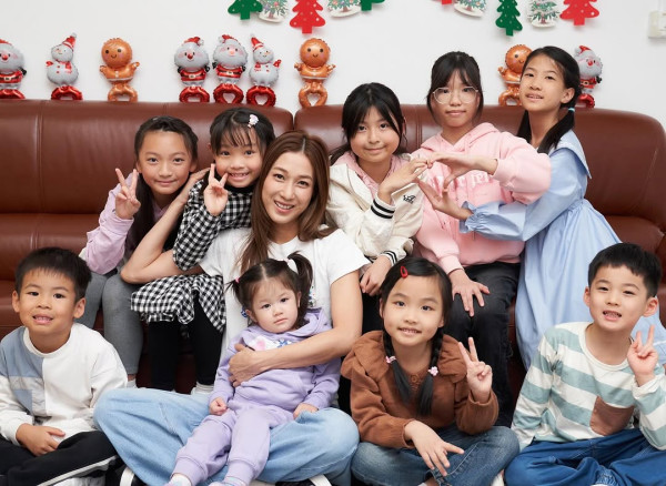 鍾嘉欣激罕公開加拿大4千呎獨立屋內貌！旋轉樓梯/一望無際花園！ 