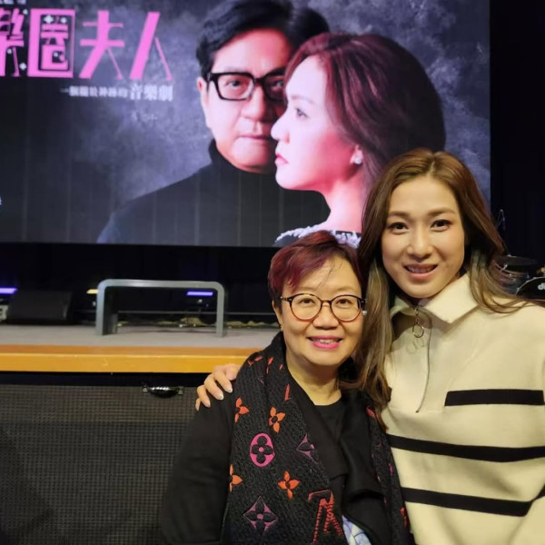 鍾嘉欣激罕公開加拿大4千呎獨立屋內貌！旋轉樓梯/一望無際花園！ 