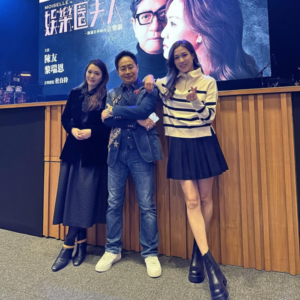 鍾嘉欣激罕公開加拿大4千呎獨立屋內貌！旋轉樓梯/一望無際花園！ 