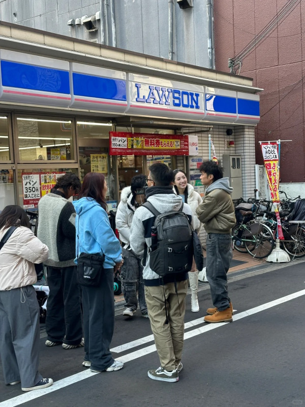 天王超低調遊日仍被認出 粉絲竟還隨身帶唱片 無奈只好贈簽名加合照 