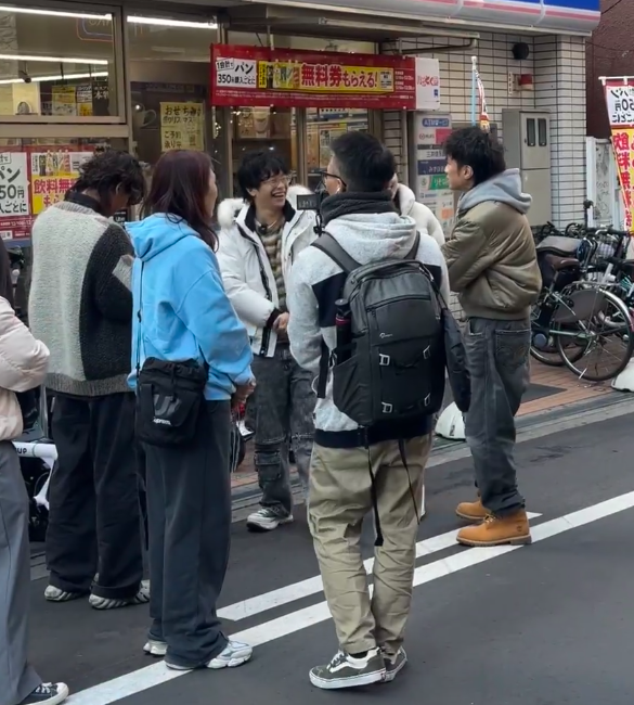 天王超低調遊日仍被認出 粉絲竟還隨身帶唱片 無奈只好贈簽名加合照 