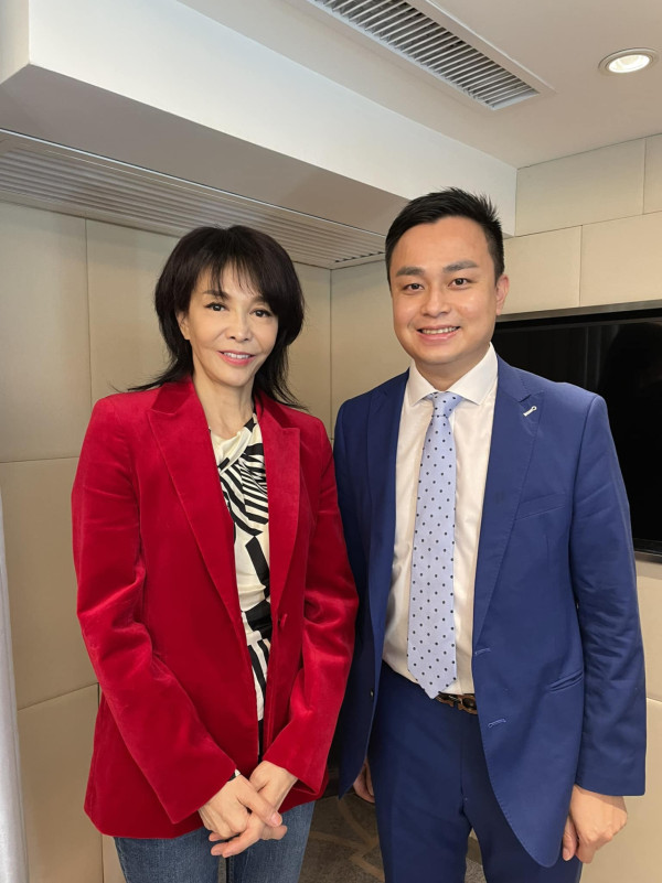 前TVB主播做爸爸宣布囡囡出世 離巢後發福不少 百足咁多爪仲做埋領隊?