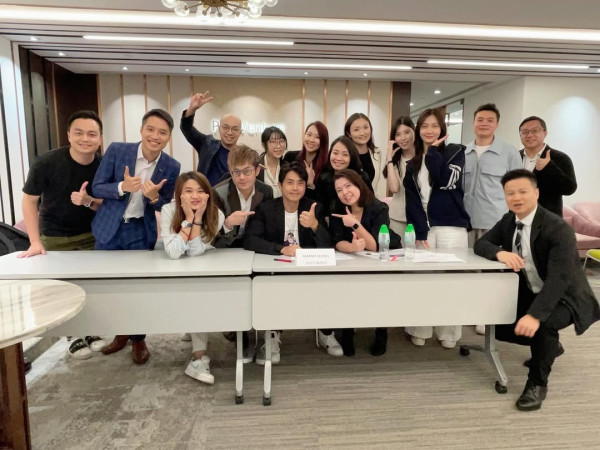 前TVB主播做爸爸宣布囡囡出世 離巢後發福不少 百足咁多爪仲做埋領隊?