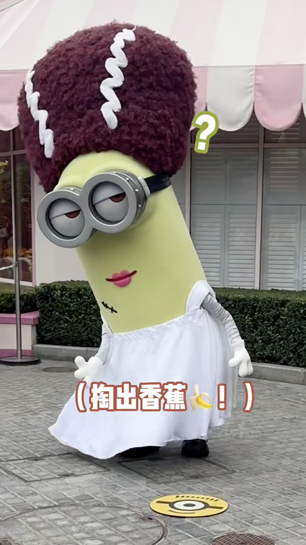 網民解鎖環球影城隱藏玩法!只需帶一物!卡通人物巡遊會衝前互動!