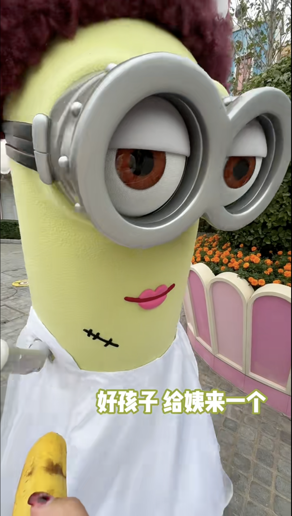 網民解鎖環球影城隱藏玩法!只需帶一物!卡通人物巡遊會衝前互動!