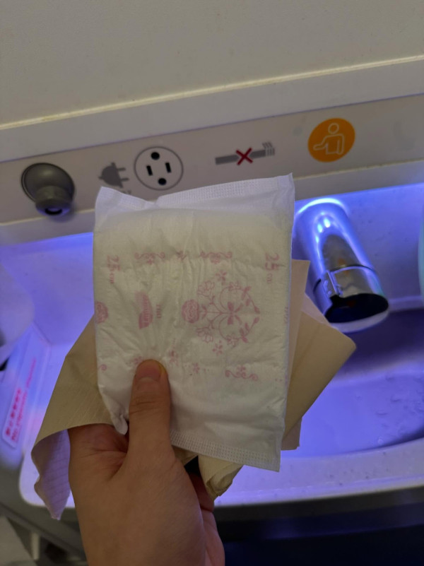 港女上飛機發現突然來月經 UO空姐一舉動極暖心 網民分享類似經歷 
