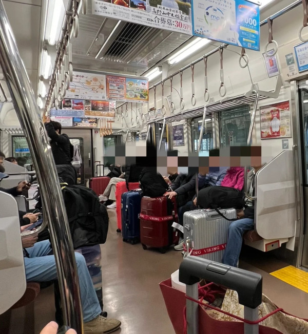 內地女遊日霸佔廁格插頭為手機充電 小紅書網民：被人討厭不是沒有理由 