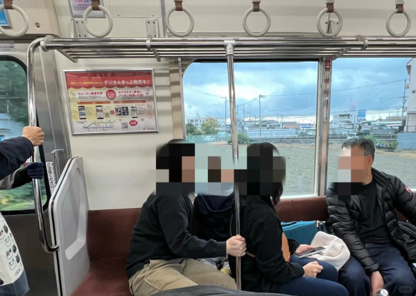 內地女遊日霸佔廁格插頭為手機充電 小紅書網民：被人討厭不是沒有理由 