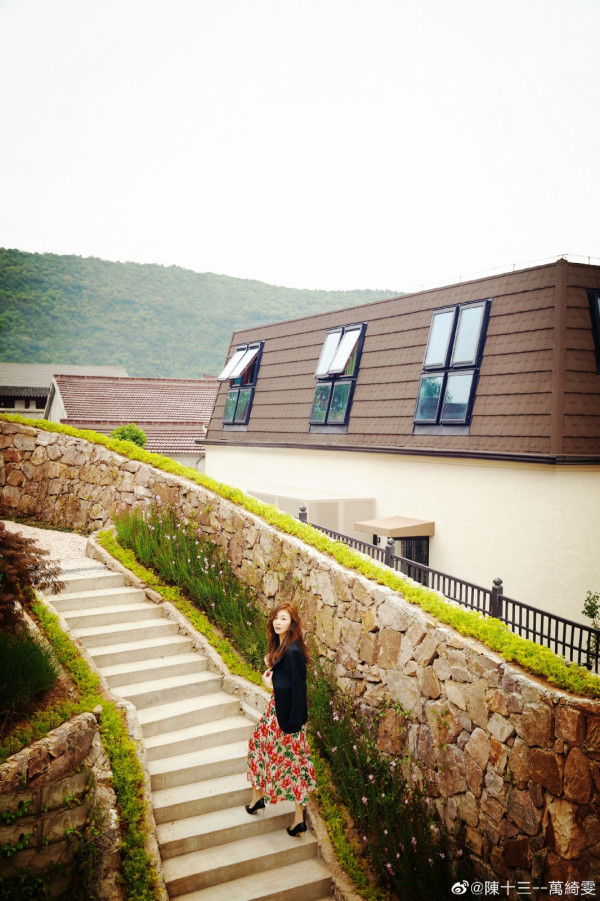 萬綺雯上海遊船河曬凍齡美貌 離巢TVB後北上開民宿做老闆 