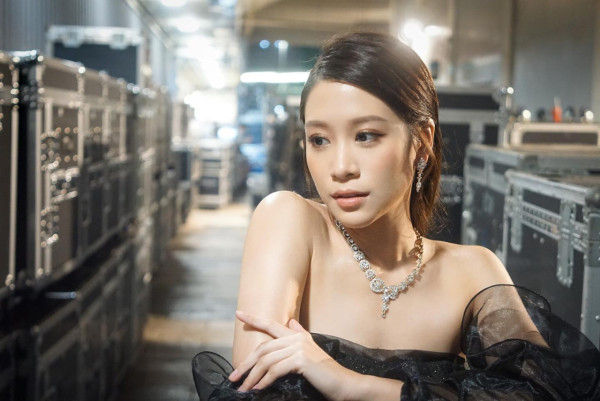 愛回家氣質小花晒結實腹肌反差極大 禾稈冚珍珠身材惹網民大讚：估你唔到！