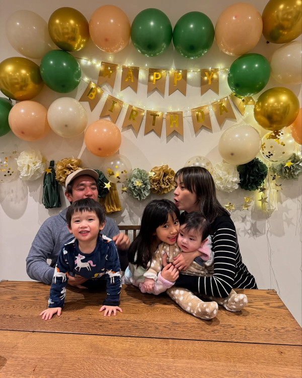 41歲女星移英後過首個聖誕 孖小朋友佈置聖誕樹勁溫馨