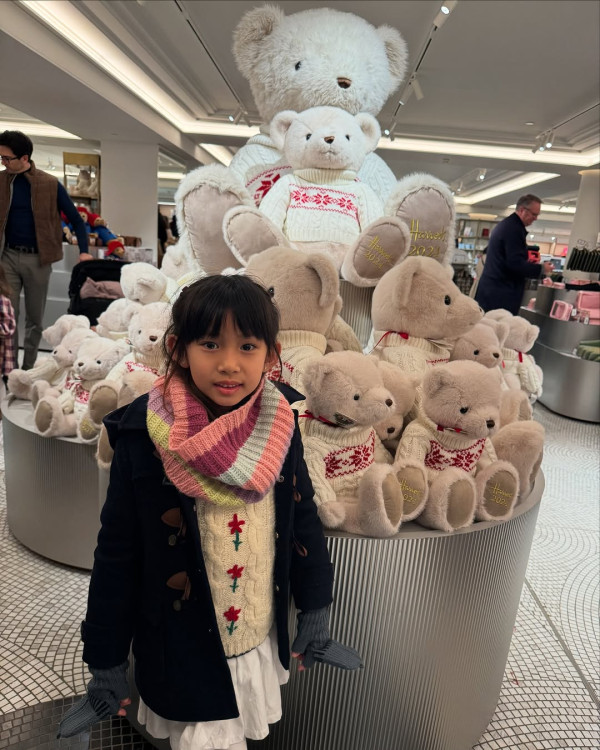 41歲女星移英後過首個聖誕 孖小朋友佈置聖誕樹勁溫馨