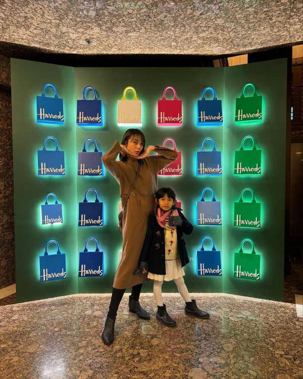 41歲女星移英後過首個聖誕 孖小朋友佈置聖誕樹勁溫馨