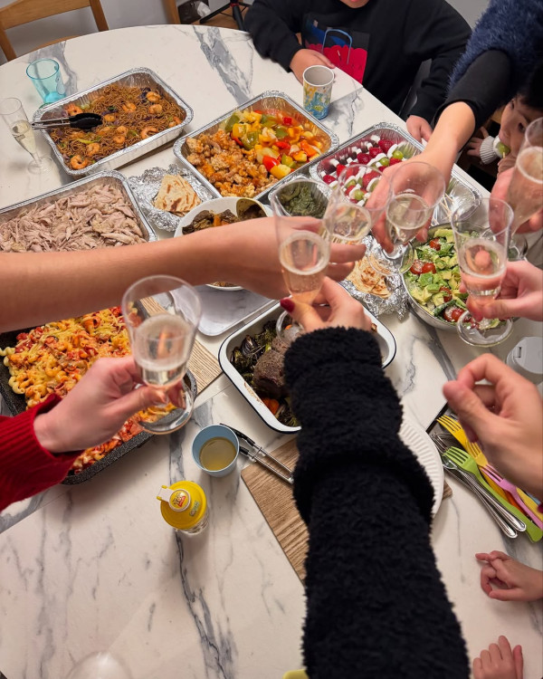 41歲女星移英後過首個聖誕 孖小朋友佈置聖誕樹勁溫馨