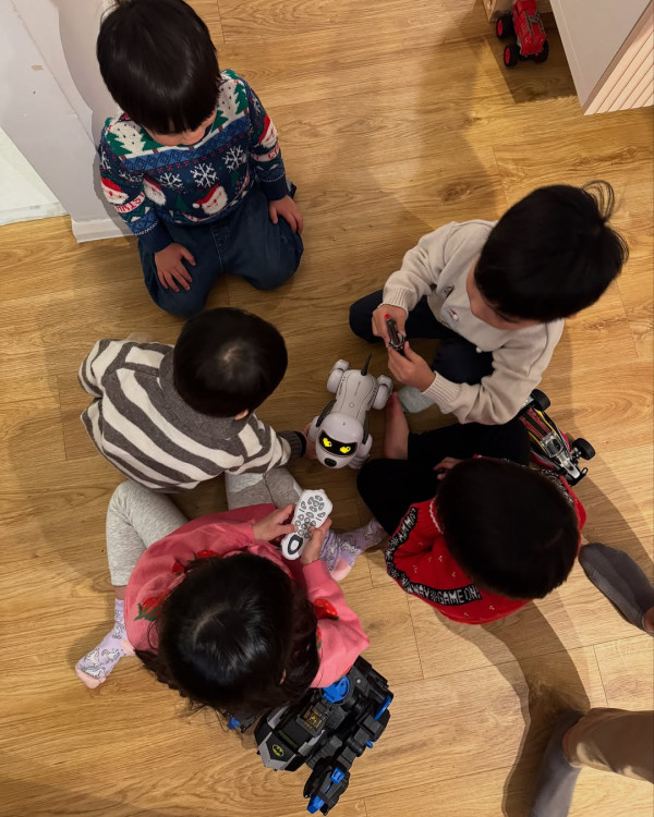 41歲女星移英後過首個聖誕 孖小朋友佈置聖誕樹勁溫馨