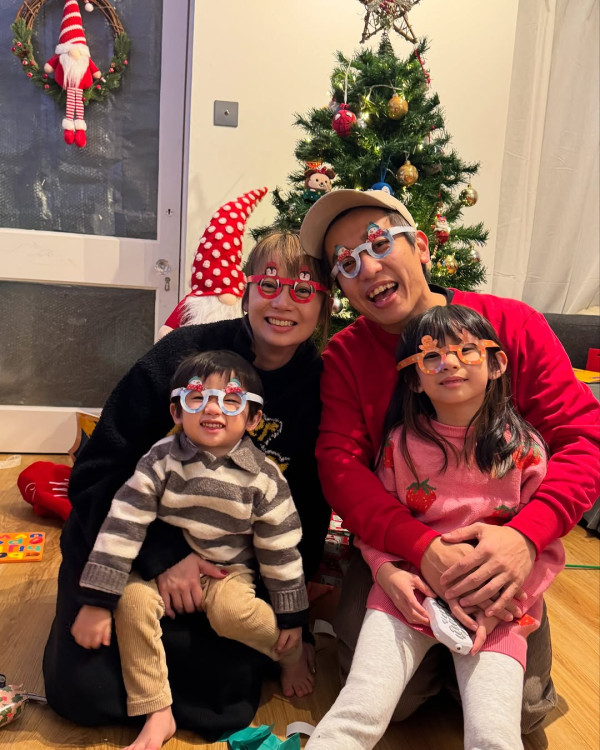 41歲女星移英後過首個聖誕 孖小朋友佈置聖誕樹勁溫馨