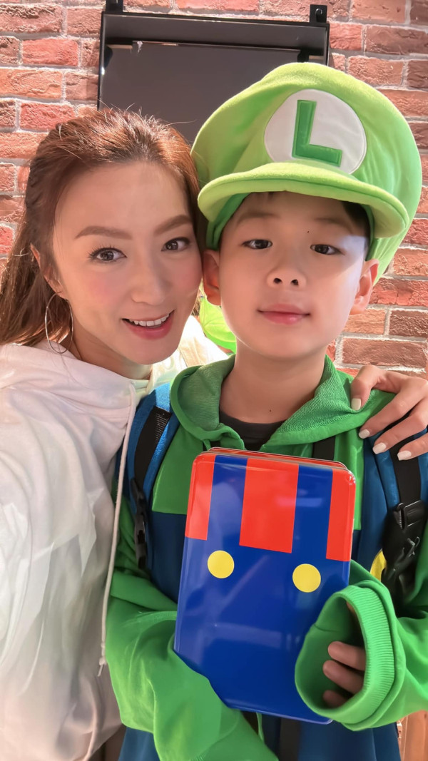 姚嘉妮16歲仙氣女兒靚樣罕有曝光！美人胚子似翻版林嘉欣！網民：佢先係最靚星二代