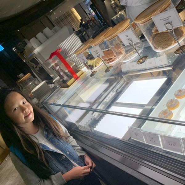 姚嘉妮16歲仙氣女兒靚樣罕有曝光！美人胚子似翻版林嘉欣！網民：佢先係最靚星二代