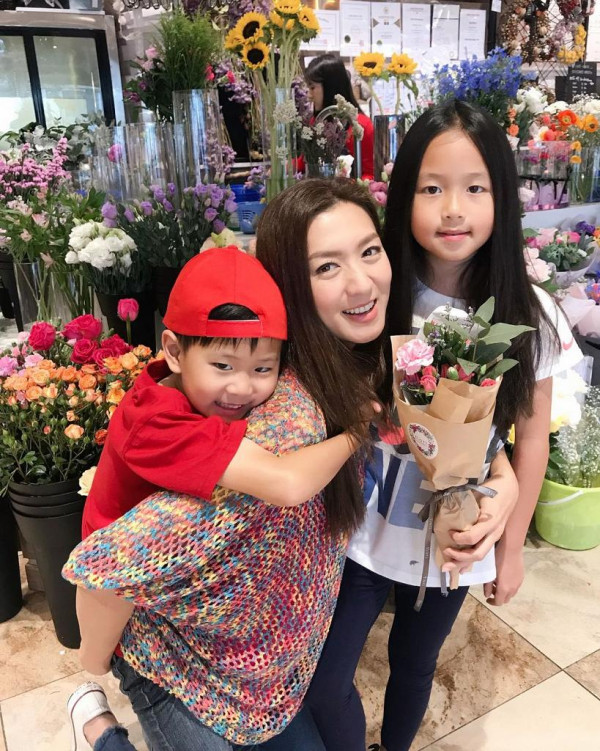 姚嘉妮16歲仙氣女兒靚樣罕有曝光！美人胚子似翻版林嘉欣！網民：佢先係最靚星二代