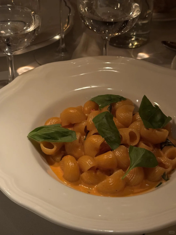 吳千語飛法國慶祝結婚一周年 放閃照一動作透露小心機 再被質疑懷孕 