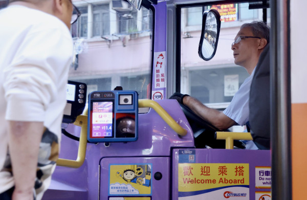 巴士司機因1事竟贈港男$50！世紀奇遇獲網民大讚︰司機值得嘉獎！