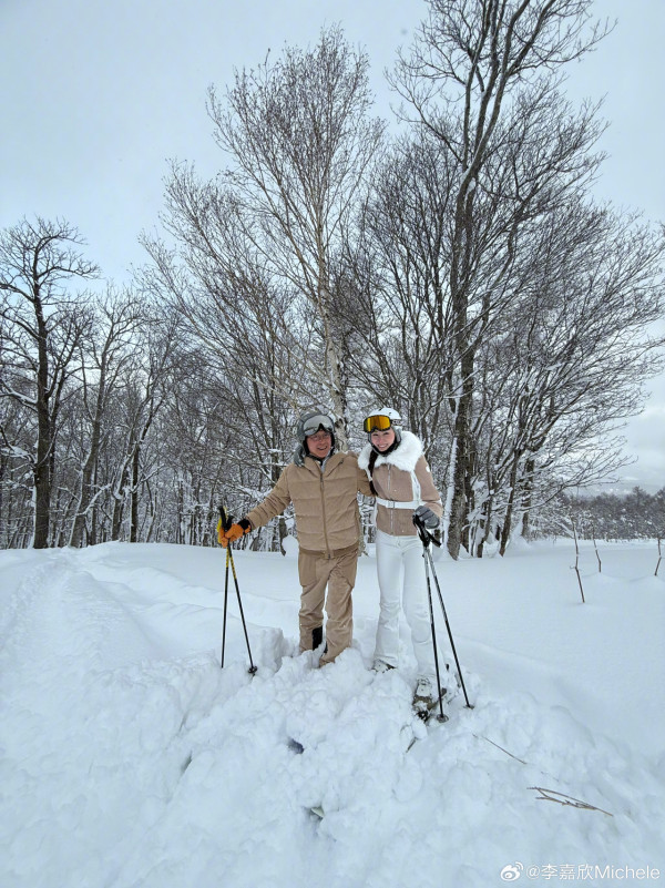 54歲大美人孖富商老公滑雪 情深對望獲讚似「神仙眷侶」 
