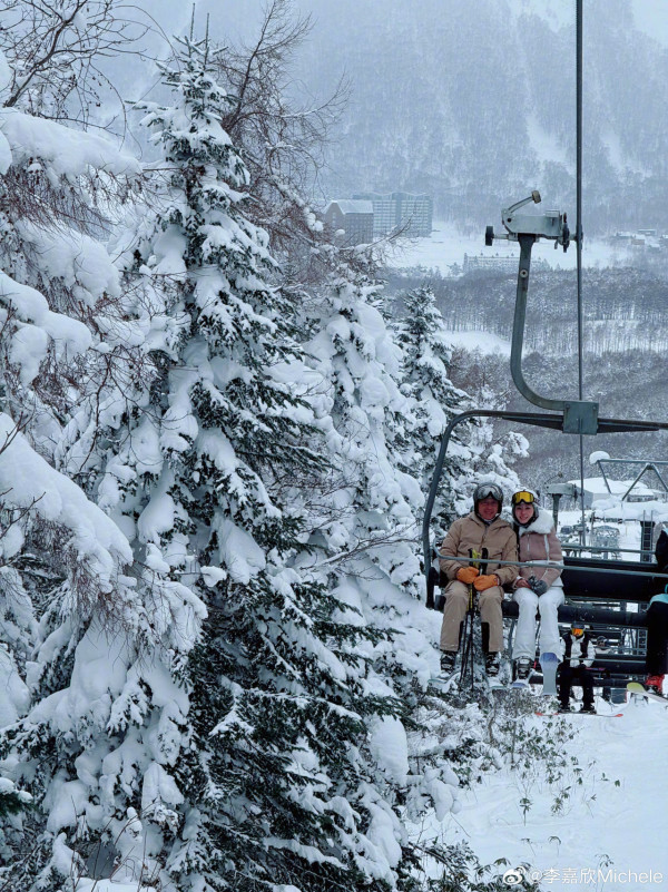 54歲大美人孖富商老公滑雪 情深對望獲讚似「神仙眷侶」 