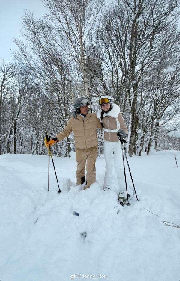 54歲大美人孖富商老公滑雪 情深對望獲讚似「神仙眷侶」 