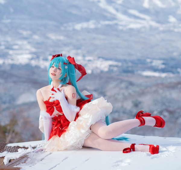 俄國美女初音Coser 「初音本尊」氣質依舊 大晒聖誕冬日雪景靚相