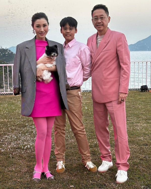 54歲大美人孖富商老公滑雪 情深對望獲讚似「神仙眷侶」 