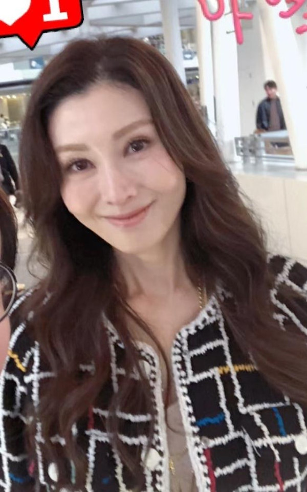 54歲大美人孖富商老公滑雪 情深對望獲讚似「神仙眷侶」 