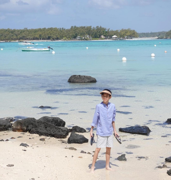 張智霖袁詠儀全家日本過聖誕 魔童暴風成長 網民激讚帥度不輸爸爸 