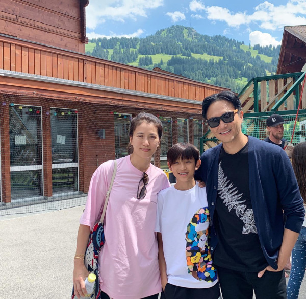 張智霖袁詠儀全家日本過聖誕 魔童暴風成長 網民激讚帥度不輸爸爸 