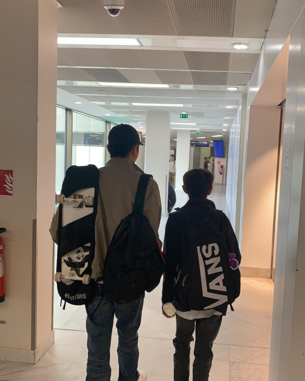 張智霖袁詠儀全家日本過聖誕 魔童暴風成長 網民激讚帥度不輸爸爸 