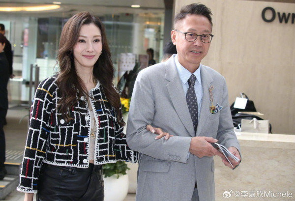 54歲大美人孖富商老公滑雪 情深對望獲讚似「神仙眷侶」 