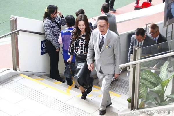 54歲大美人孖富商老公滑雪 情深對望獲讚似「神仙眷侶」 