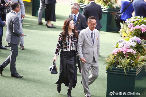 54歲大美人孖富商老公滑雪 情深對望獲讚似「神仙眷侶」 