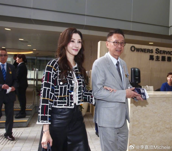 54歲大美人孖富商老公滑雪 情深對望獲讚似「神仙眷侶」 