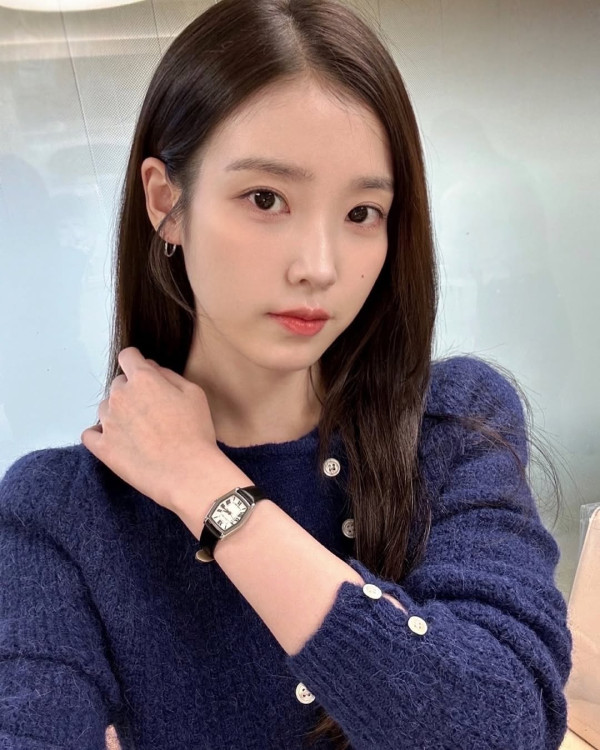 IU新劇濟州島油菜花田取景 劇照美如畫 以四季象徵人生階段蛻變 