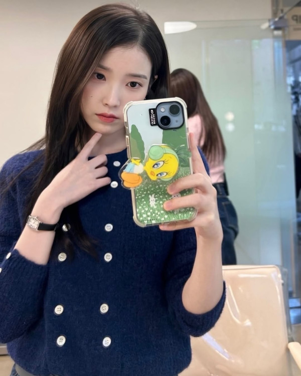 IU新劇濟州島油菜花田取景 劇照美如畫 以四季象徵人生階段蛻變 