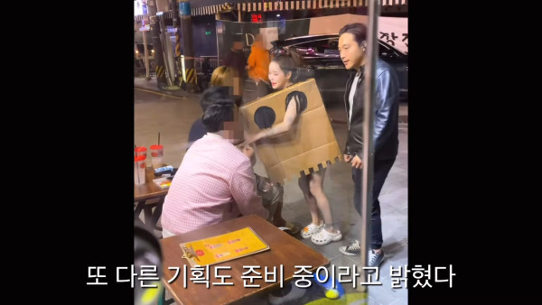 有片｜韓女KOL為流量街上全裸任路人摸 涉嫌公然猥褻被起訴 被判罰400萬韓幣 